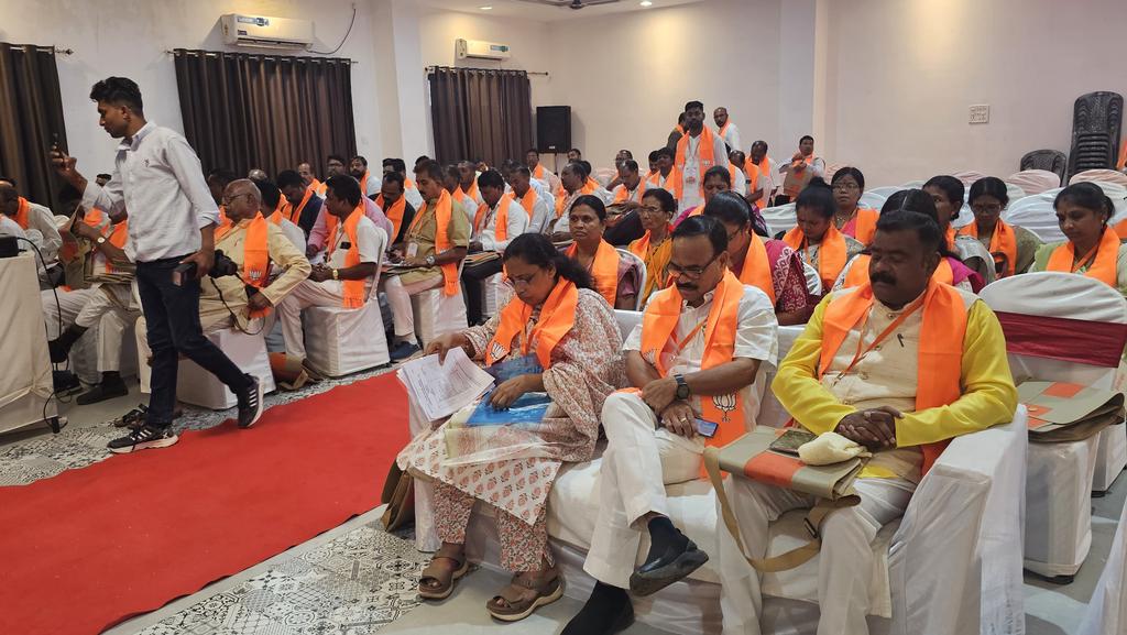 LataUsendi's tweet photo. “पंडित दीनदयाल उपाध्याय प्रशिक्षण महाअभियान-2026” के अंतर्गत कोंडागांव जिला प्रशिक्षण वर्ग का सफल आयोजन हुआ।

 प्रदेश उपाध्यक्ष श्री @jagannath44100 जी, श्री सतीश लटिया जी, केशकाल विधायक श्री नीलकंठ टेकाम जी, बस्तर संभाग सह प्रभारी श्री @Harpalbhamrabjp जी, प्रदेश प्रवक्ता @caamitchimnani जी, पूर्व प्रदेश सोशल मीडिया संयोजक श्री @_somesh जी एवं श्री श्रीनिवास मिश्रा जी उपस्थित रहे।