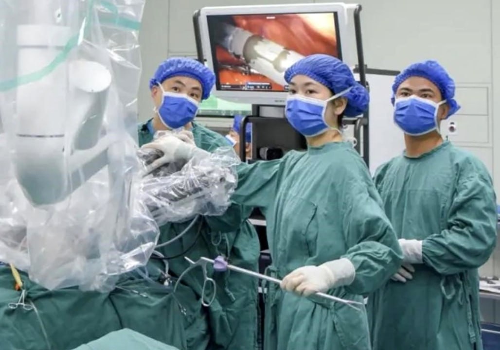 Eng_china5's tweet photo. A groundbreaking remote surgery in China

A Chinese surgeon performed a successful operation on a patient located 220 km away.  
Dr. Zhang Xue, a distinguished urology specialist, remotely removed a prostate tumor from a 57‑year‑old patient who was lying in an operating room in Jingzhou, while the doctor himself was in Ürümqi.

Using endoscopic imaging, the surgeon controlled the robotic system via a 5G network. The system recorded an ultra‑low data‑transmission delay of just 0.009 seconds, enabling precise real‑time surgical manipulation.