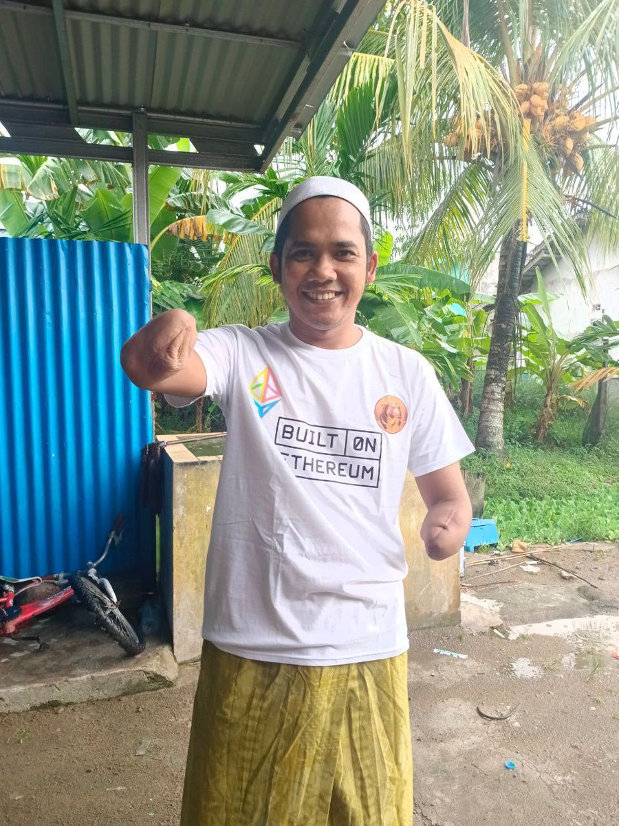 luffy052411's tweet photo. 路虽远，行则必至；事虽难，做则必成。
一年多前，我们在以太坊上点亮了 #MooDeng 的火焰。从泰国可爱小河马开始，它已成长为一个有温度、有使命的社区。
市场冰冷时，我们没走；FUD袭来时，我们没散；价格波动时，我们依然在链上坚定铸造、守护、建设。
更重要的是，我们始终坚守“Do Only Good Everyday”的使命：
多次组织全球慈善活动、支持野生动物保护、向动物园捐赠、帮助需要援助的儿童与社区……用可爱力量传递真实善意。
这就是 #MooDeng 社区——用最纯粹的坚韧与爱心，证明什么叫“不负韶光，不负自己”。
我们相信：只要信念足够坚定，一切皆有可能。
致每一位并肩走来的MooDeng Holder：
你们的坚持与善行，正在被看见，正在改���世界。
致市场上的大V、KOL、交易所：
这不是一时冲动，而是一场用时间、韧性和慈善淬炼的长期主义。
致Vitalik：
以太坊上的我们，从未离弃，也永不离弃。我们会继续用行动，和您一起把善意带给更多人。
#MooDeng 会用行动证明——
真正的社区，值得被历史铭记。
路虽远，我们已上路。
事虽难，我们必成！
🔥 $MOODENG on ETH 🦛🖖💛💙

0x28561b8a2360f463011c16b6cc0b0cbef8dbbcad