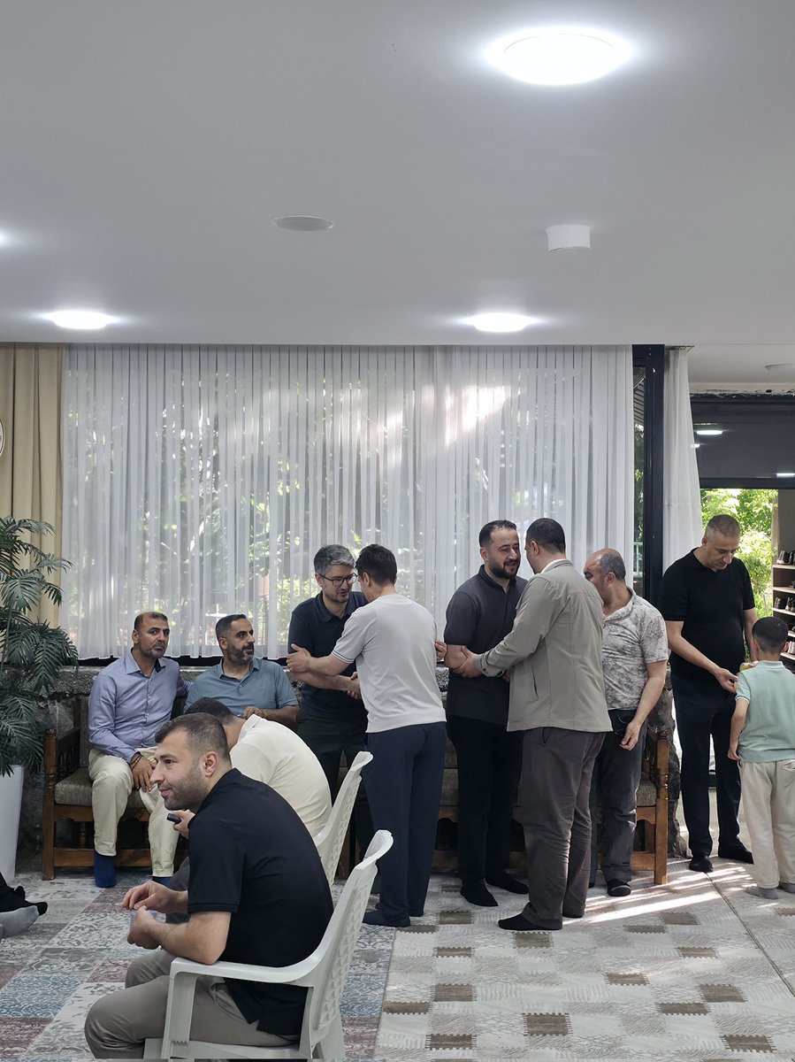 ihvander's tweet photo. Derneğimizin geleneksel bayramlaşma programını Bağlar derneğimizde gerçekleştirdik. Rabbim İslam ümmetinin bir araya geldiği, acıların dindiği, mazlum ve mağdurların yüzlerinin güldüğü gerçek bayramlara erişmeyi bizlere nasip etsin. https://t.co/h6FMZ0D1ht