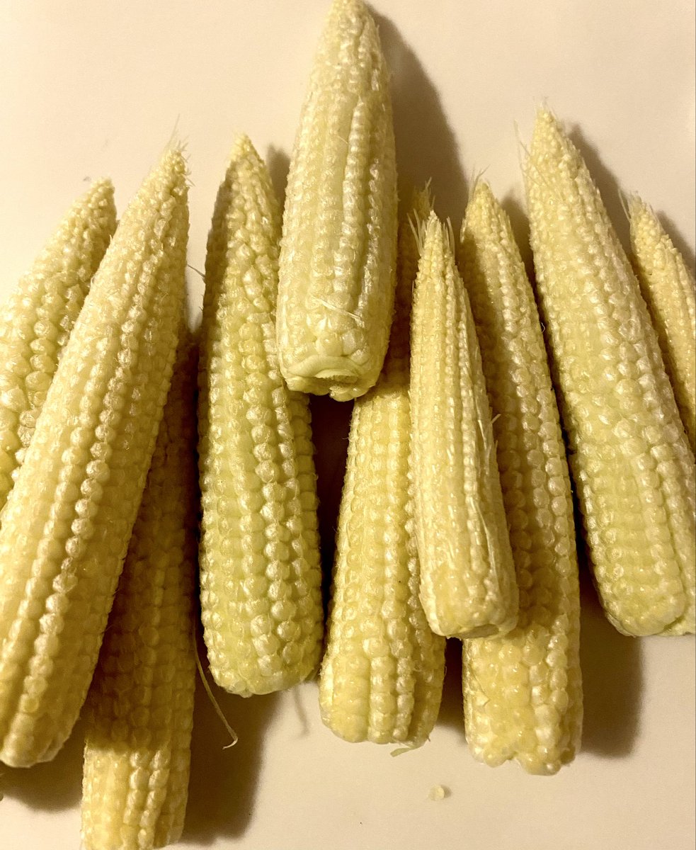 vinegar2525's tweet photo. 毎度、近所の農家さんでゲット🌽
ヤングコーンa.k.a.若もろこし。
と、アジサイの横に咲いてたやつ。 https://t.co/mWOloO9vGH