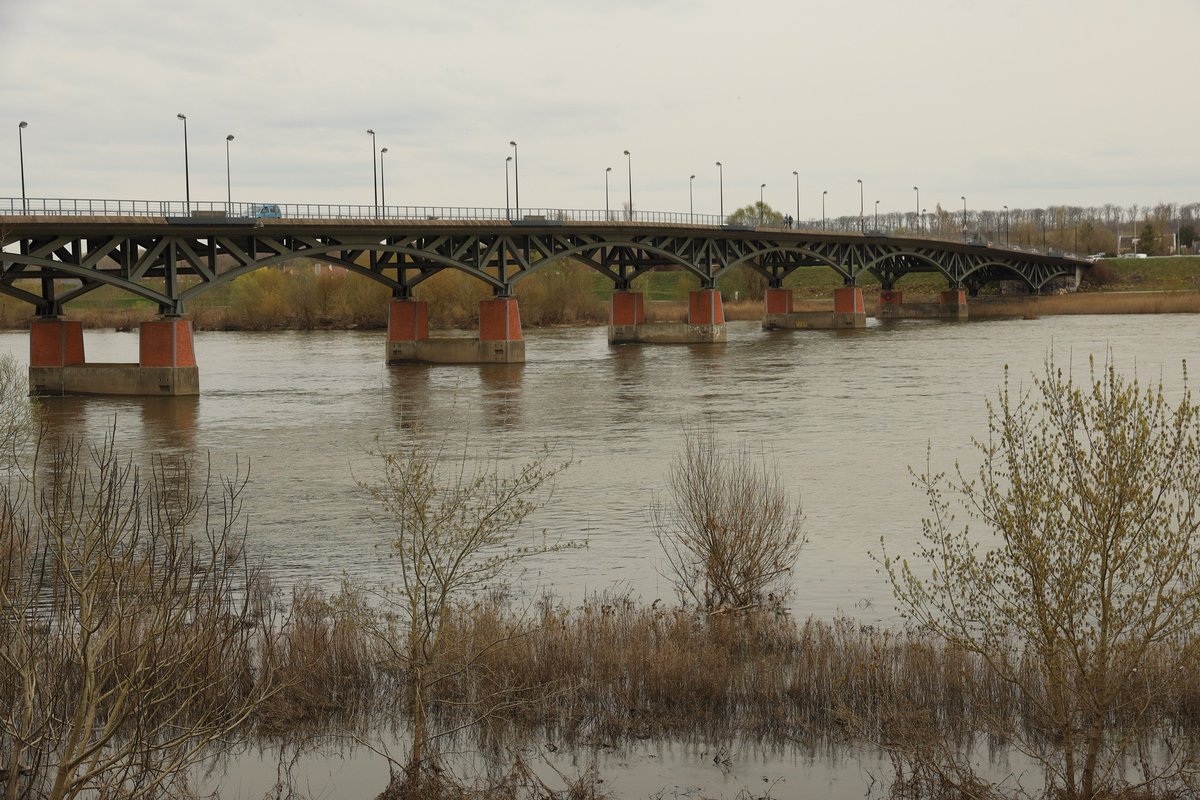 cdpa41's tweet photo. La ponts de BLois (3/3) : les ponts contemporains https://t.co/P9yvmmmocl 
#histoireetpatrimoineenloiretcher #blois #ponts #architecture https://t.co/aNT4RGx8Km