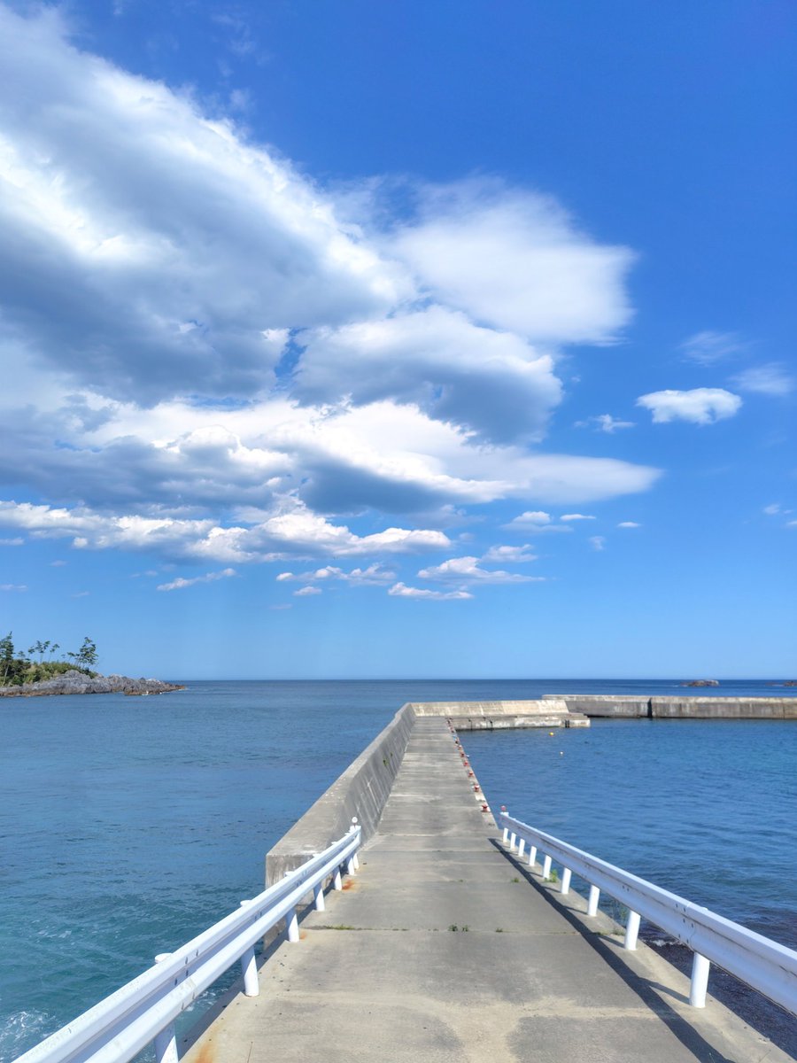 pooochan2g's tweet photo. 漣の音、肌をなでる心地よい風と日差し、カモメの鳴き声。そして時折、水面をギラギラと輝かせながら走る魚の群れ🐟️✨

そんな大自然の中で楽しむ釣りは、セロトニンの分泌量が本当に半端ないです😚 https://t.co/iJbFiUaDg6