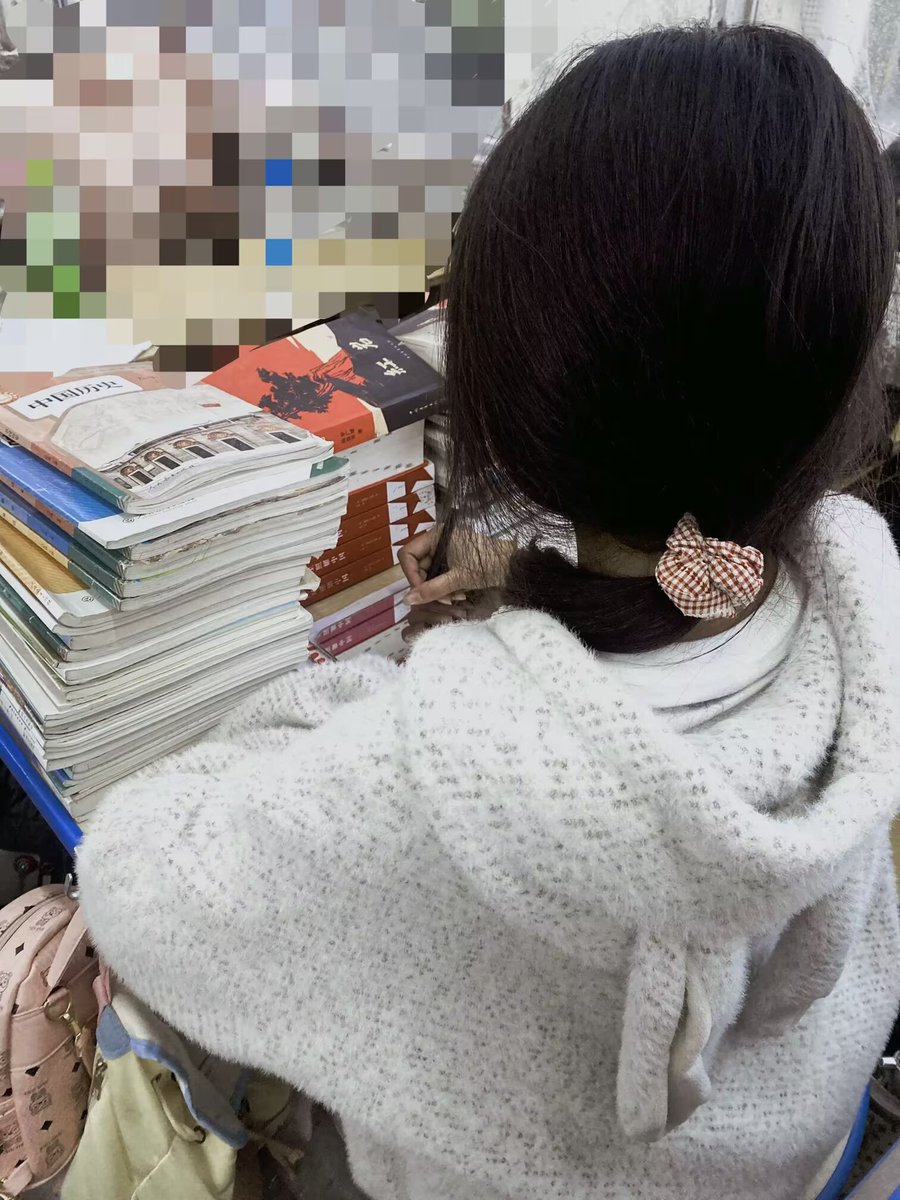 linger205346917's tweet photo. #套路脚照 #白袜 
最后没给钱，一直骂我，哈哈
#脚 #足脸同框 https://t.co/56PBP9Df9h