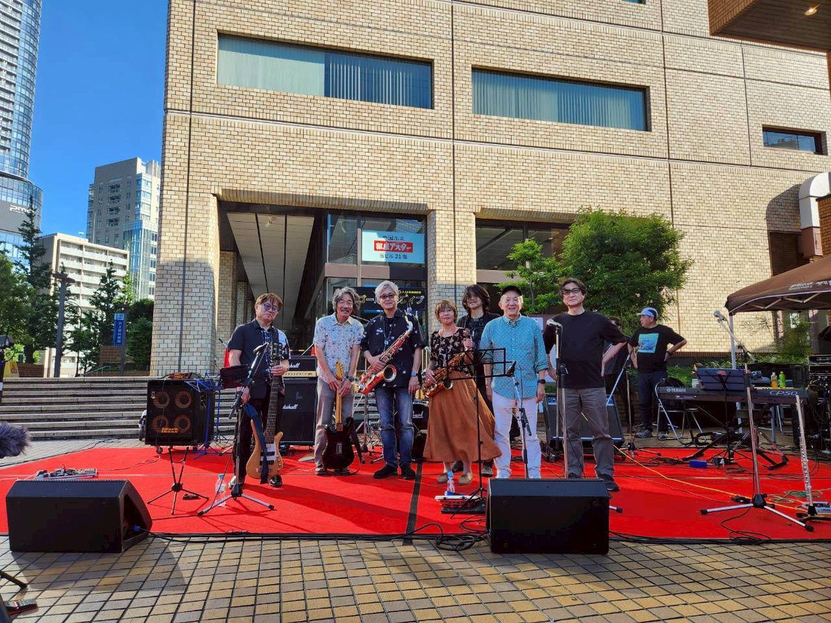 ocharin_mock's tweet photo. 演奏🎶を終えた笑顔☺️素敵でした♪ありがとうございました♪ https://t.co/oqZ9mIOOBU