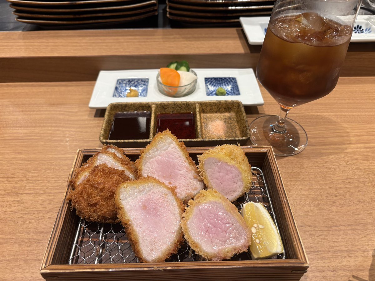 azukimarichan's tweet photo. おいしすぎるとんかつをごちそうになりました🐖⸒⸒⸒⸒
ありがとうございます🙏🏻✨

美しいものは美味しい https://t.co/7vtlM7WRpj