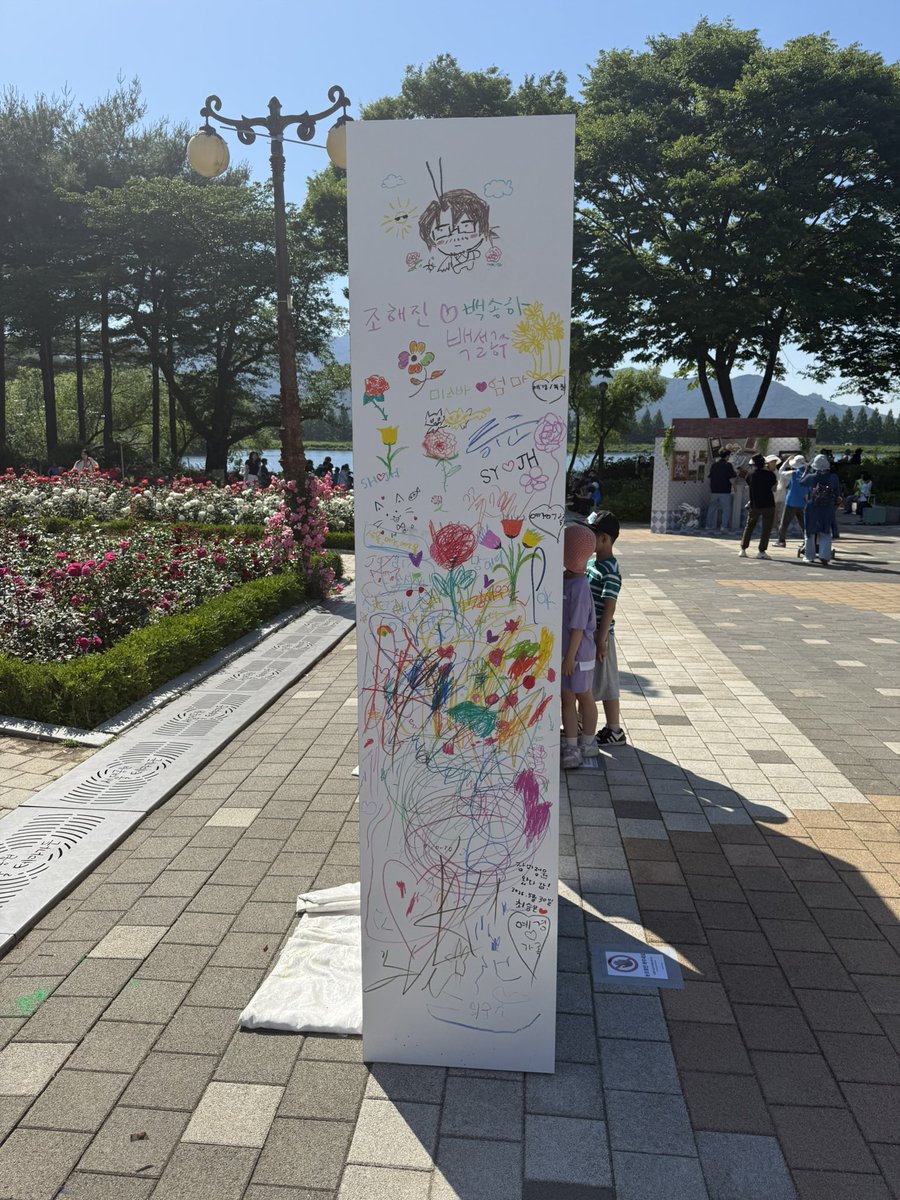 popricot's tweet photo. 장미의 정원에서 그레고르 아저씨를 그렸습니다 https://t.co/S3RsA9VosR