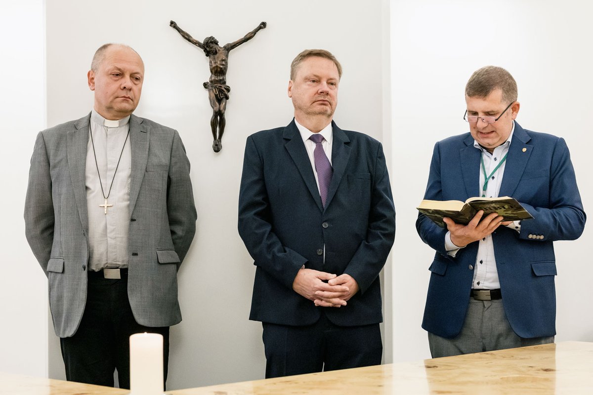 snemovna's tweet photo. Sněmovní kapli navštívilo během Noci kostelů přes 460 zájemců. Noc kostelů ve Sněmovně zahájil vedoucí KPS M. Plíšek spolu s pomocným biskupem pražským Z. Wasserbauerem a novým sněmovním kaplanem V. Mátlem.

➡️https://t.co/PQUl010ar4 https://t.co/Sp7XgJ7cbR