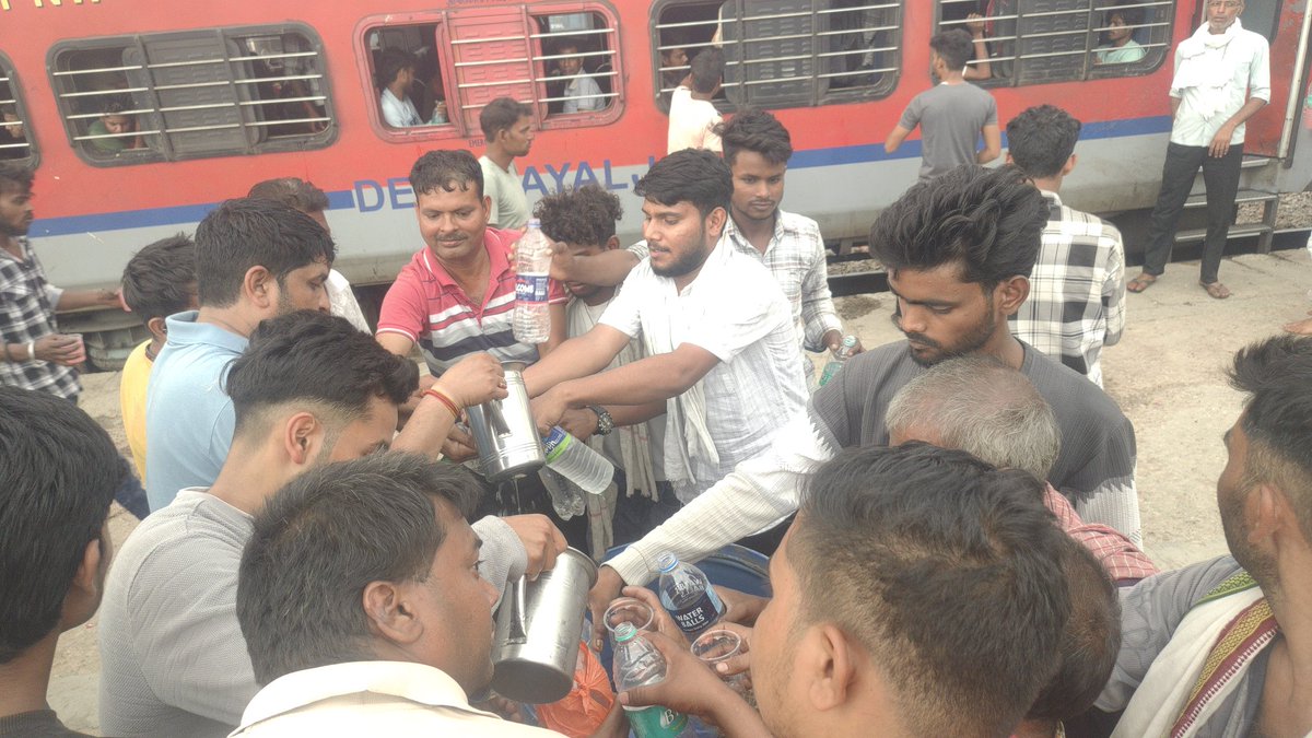 AchhneraStation's tweet photo. अछनेरा रेलवे यात्री वेलफेयर एसोसिएशन के बैनर तले अछनेरा जंक्शन रेलवे स्टेशन पर भीषण गर्मी में रेल यात्रियों को गर्मी से राहत देने के लिए शरबत वितरण एवं निःशुल्क जल सेवा का आयोजन किया गया।
@DRM_Agra @CPRONCR @GMNCR1 @RailMinIndia @AshwiniVaishnaw @OfficerRelation @NWRailways https://t.co/QWLD6DGPco