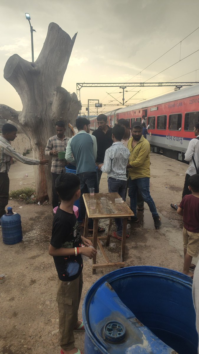 AchhneraStation's tweet photo. अछनेरा रेलवे यात्री वेलफेयर एसोसिएशन के बैनर तले अछनेरा जंक्शन रेलवे स्टेशन पर भीषण गर्मी में रेल यात्रियों को गर्मी से राहत देने के लिए शरबत वितरण एवं निःशुल्क जल सेवा का आयोजन किया गया।
@DRM_Agra @CPRONCR @GMNCR1 @RailMinIndia @AshwiniVaishnaw @OfficerRelation @NWRailways https://t.co/QWLD6DGPco
