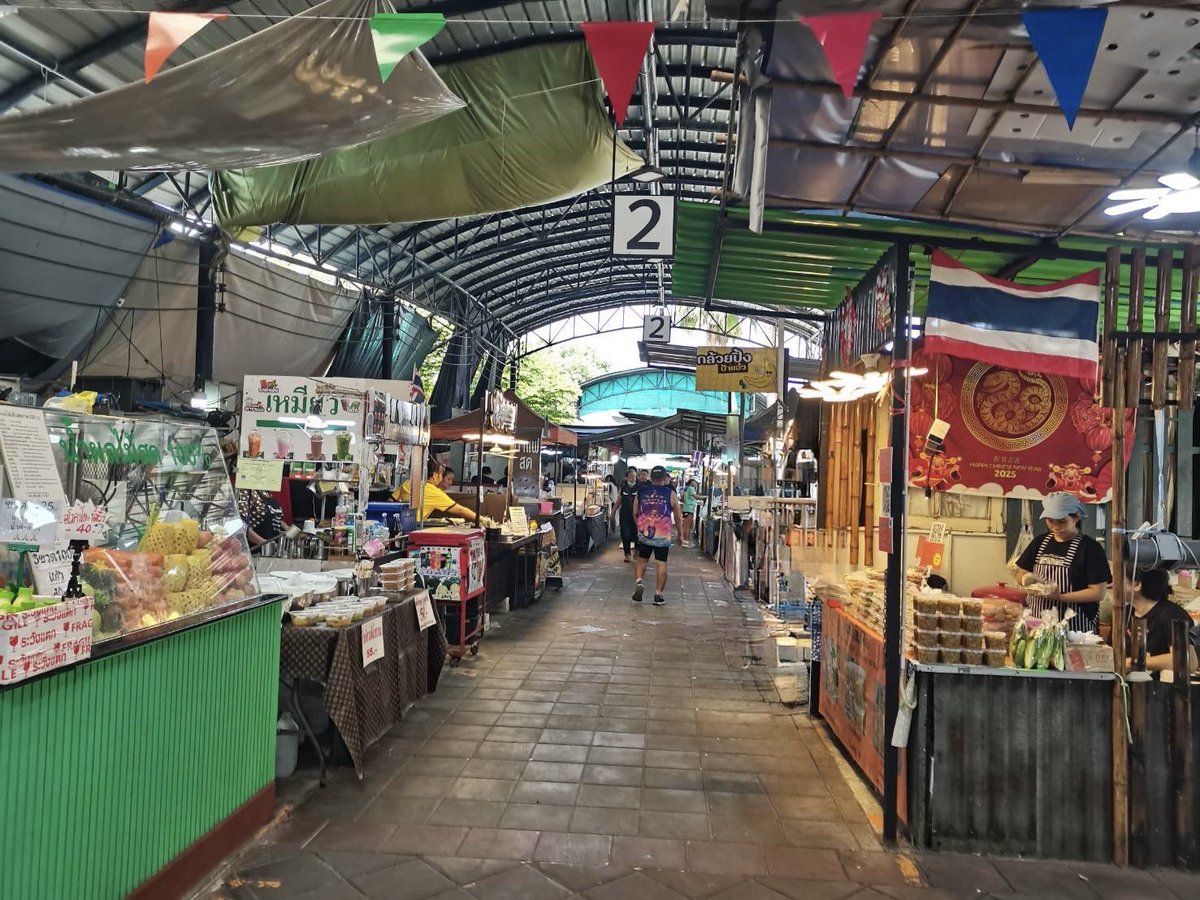 PR_SRT's tweet photo. การรถไฟฯ เปิดประมูลแผงค้าภายในนิคมบ้านพักรถไฟ กม.11 (ตลาดโดม ปตท.) หนุนเศรษฐกิจชุมชน เปิดโอกาสการค้าขาย เริ่มสัญญา 1 กรกฎาคม 2569 https://t.co/RYDGoGFrKt