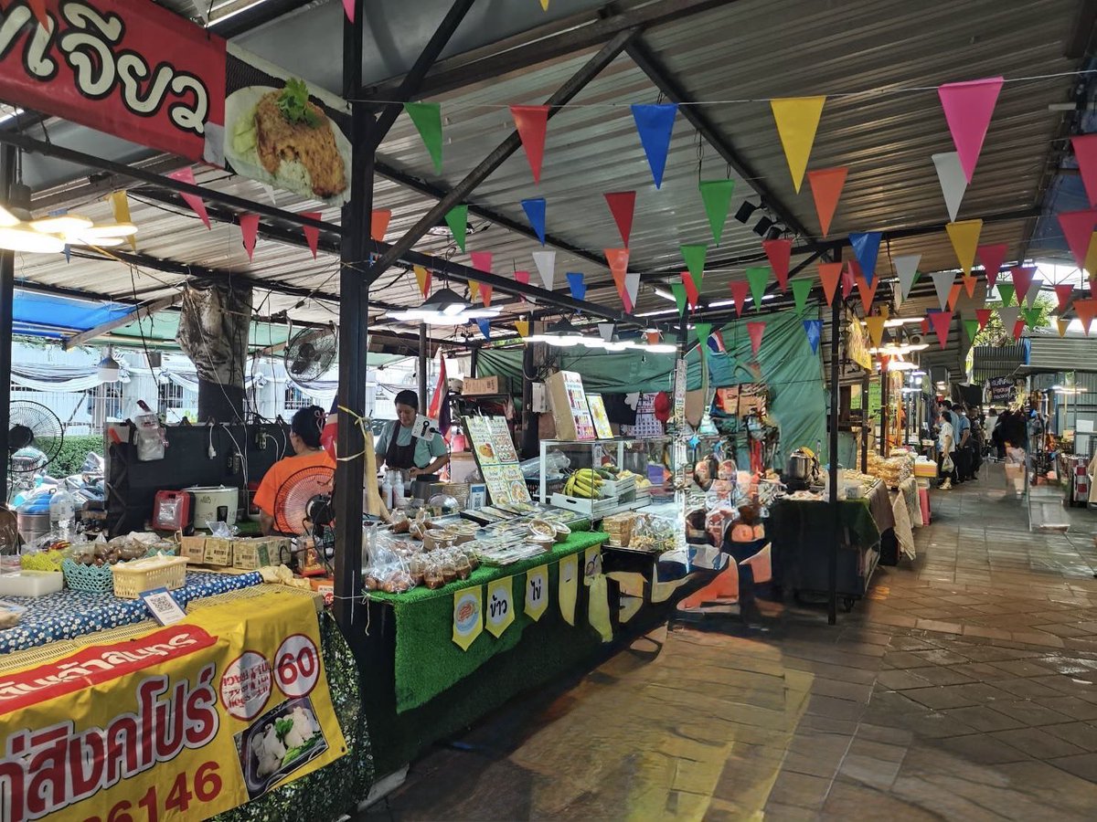 PR_SRT's tweet photo. การรถไฟฯ เปิดประมูลแผงค้าภายในนิคมบ้านพักรถไฟ กม.11 (ตลาดโดม ปตท.) หนุนเศรษฐกิจชุมชน เปิดโอกาสการค้าขาย เริ่มสัญญา 1 กรกฎาคม 2569 https://t.co/RYDGoGFrKt