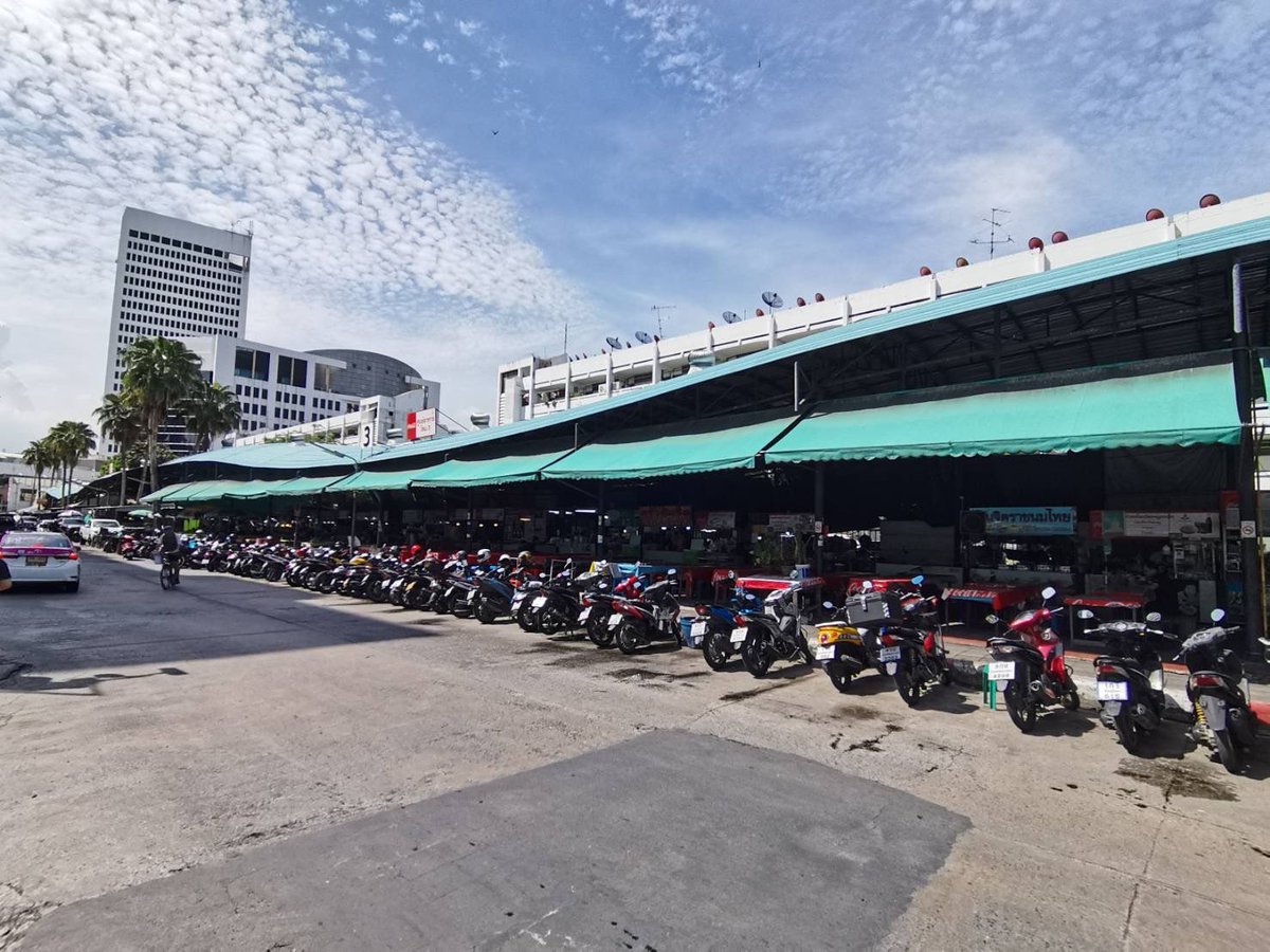 PR_SRT's tweet photo. การรถไฟฯ เปิดประมูลแผงค้าภายในนิคมบ้านพักรถไฟ กม.11 (ตลาดโดม ปตท.) หนุนเศรษฐกิจชุมชน เปิดโอกาสการค้าขาย เริ่มสัญญา 1 กรกฎาคม 2569 https://t.co/RYDGoGFrKt