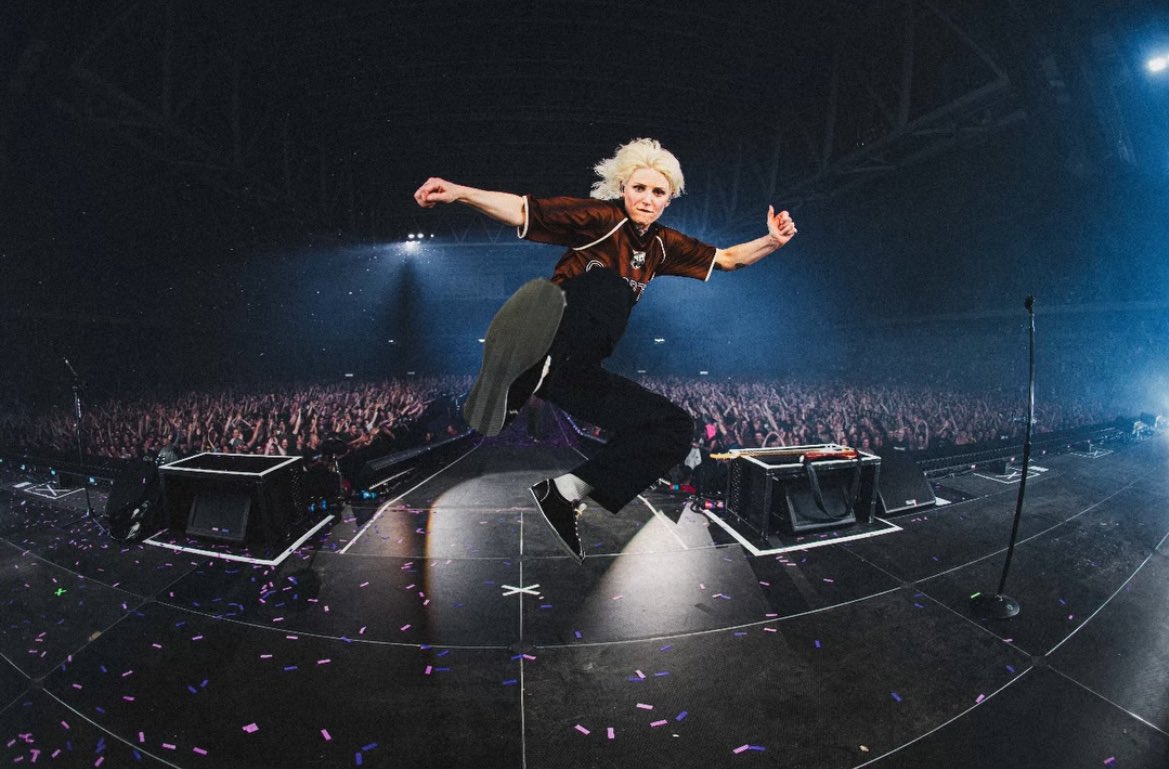 BroodingAnanas's tweet photo. JUMPING EMILY IS BACK!! https://t.co/PV02pU55cF