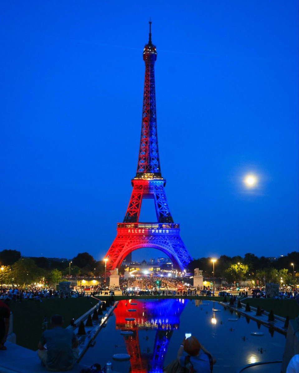 ato_aathan's tweet photo. 🗼🇫🇷 The Eiffel Tower was lit up in PSG colors ahead of the Champions League Final ✨ https://t.co/SWKWUY2Au7