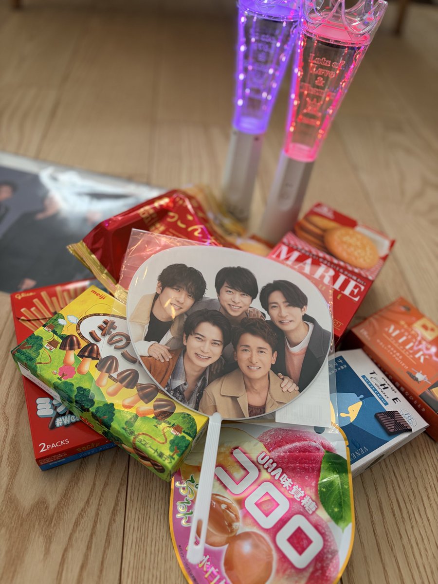 __qaws's tweet photo. こっちは準備できてんぞっ！
(配信参戦ですが)

明日がさみしくもあり
楽しみでもあり....
複雑ですが売場にあった思い付くだけの
ARASHI(お菓子)を準備しました

#嵐
#ARASHI
#WeareARASHI https://t.co/lRwSjL5dNR