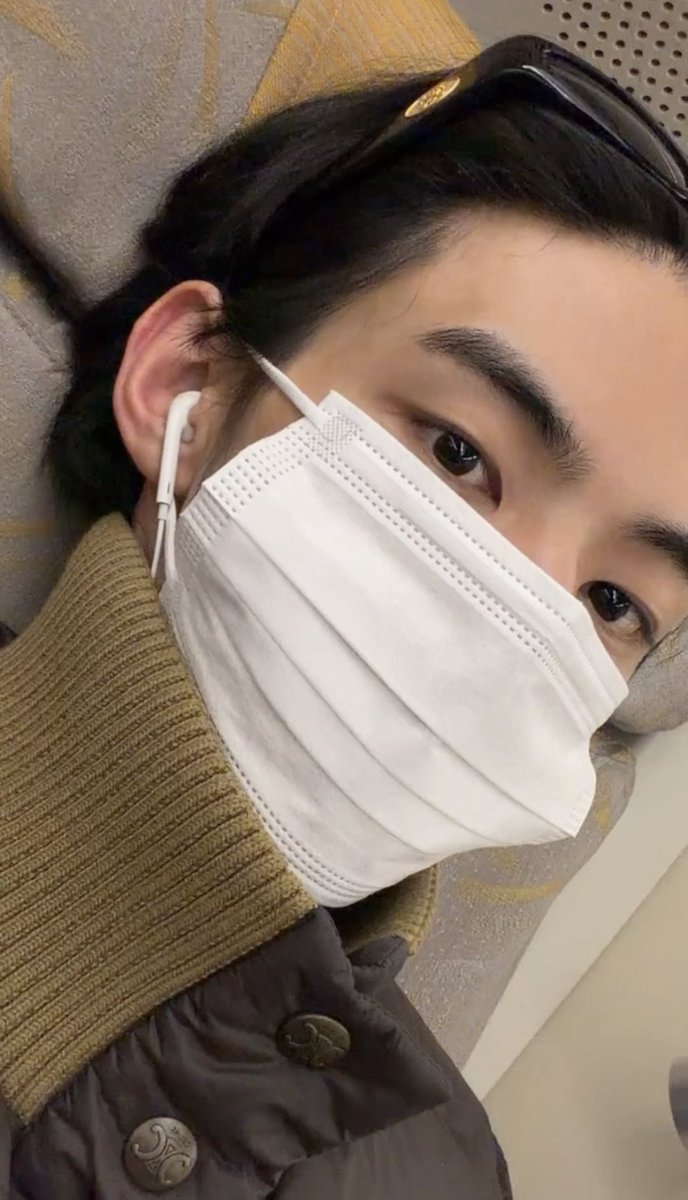 eyfbddl427's tweet photo. 도훈이 선글라스 위로 썼을때 진한 눈썹 잘보이는거 넘 좋음 https://t.co/1Sm0Ge6k2n