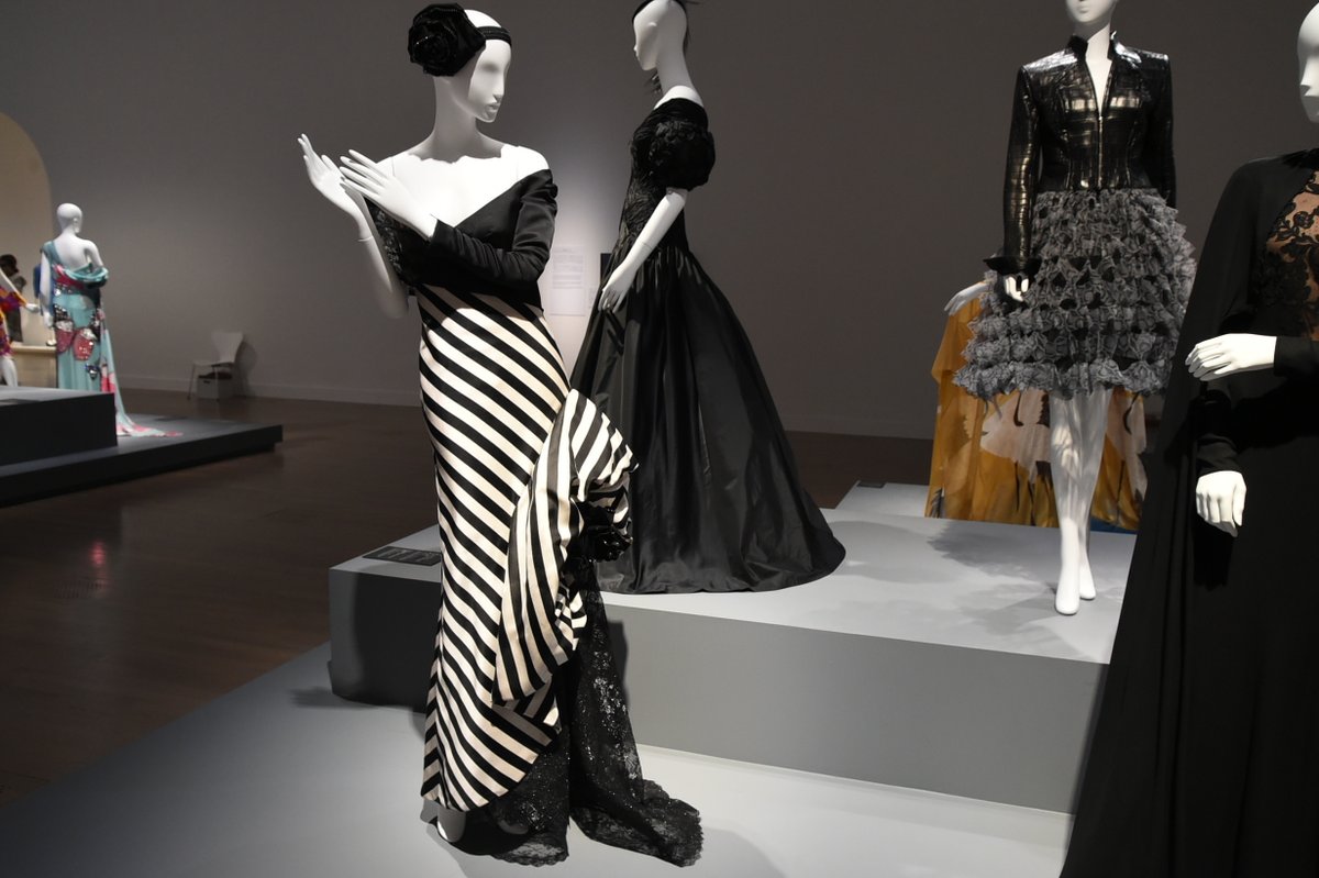 12zu12zu's tweet photo. 森英恵　国立新美術館  ファッションデザイナー Hanae Mori 100th Anniversary of Birth exhibition at National Art Center in Tokyo, Japan. Hollywood 映画女優 Grace Kelly オートクチュール。1 1977年ドレス 2 1982年蝶ドレスと1990年赤と黒の蝶ドレス 3 黒柳徹子さん1977年赤いドレスと90年代紺 https://t.co/Crqtxdf0kB