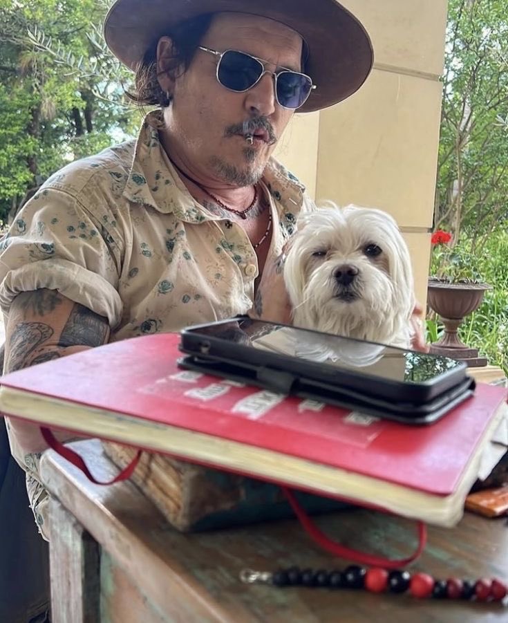 jounnydeep's tweet photo. #JohnnyDepp #JohnnyDeppFans #DeppHeads #HollywoodStar #MovieLegend #Actor #FilmStar #PiratesOfTheCaribbean #CaptainJackSparrow #FantasticBeasts #Cinema #MovieLover #Entertainment #Celebrity #FanPage #SupportJohnnyDepp #JohnnyDeppForever #Icon #Trending #FilmIndustry https://t.co/kNvqRXyKNd