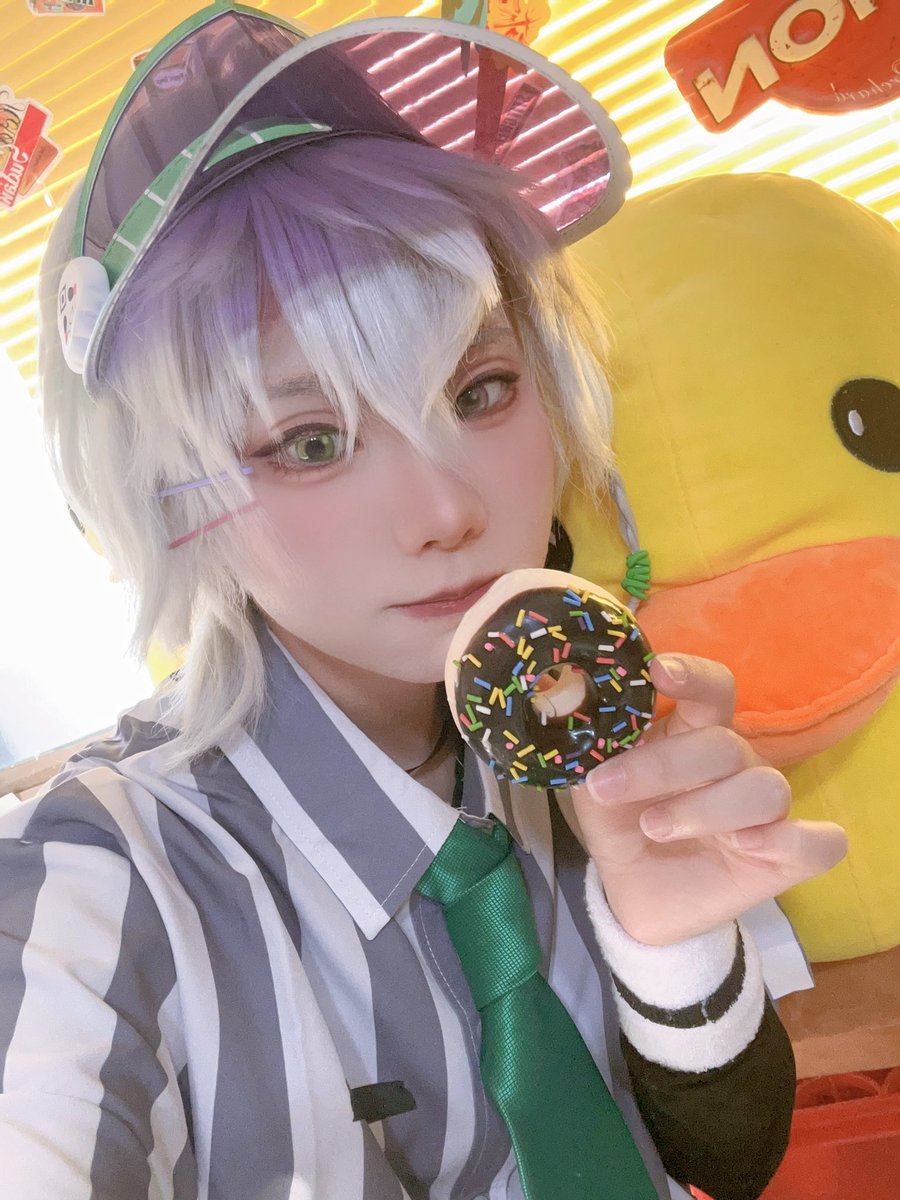 ya3_0710's tweet photo. cos/🥷🔫
バ組ダイナー🍩✨️
店のドーナツ食べます✋
 #STUDIO_JOMO https://t.co/wezAjQOkZ3