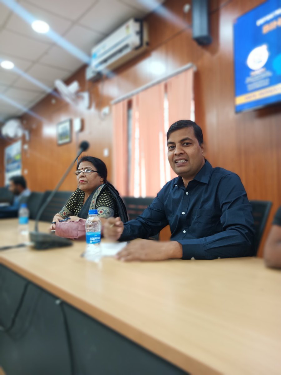 FanindraK's tweet photo. आज जिला पदाधिकारी (DM) कार्यालय में उद्योग विभाग द्वारा संचालित विभिन्न योजनाओं की समीक्षा बैठक में सहभागित��� का अवसर प्राप्त हुआ।

बैठक में उद्यमिता विकास, स्वरोजगार संवर्धन तथा विभागीय योजनाओं के प्रभावी क्रियान्वयन से संबंधित महत्वपूर्ण बिंदुओं पर विस्तृत चर्चा की गई। आमजन तक योजनाओं का अधिकतम लाभ पहुँचाने एवं औद्योगिक विकास को गति देने के लिए आवश्यक सुझाव भी प्रस्तुत किए गए।

उद्योग एवं रोजगार सृजन के क्षेत्र में सरकार की जनकल्याणकारी योजनाओं को धरातल पर प्रभावी रूप से लाग�� करने हेतु निरंतर प्रयासरत हैं।