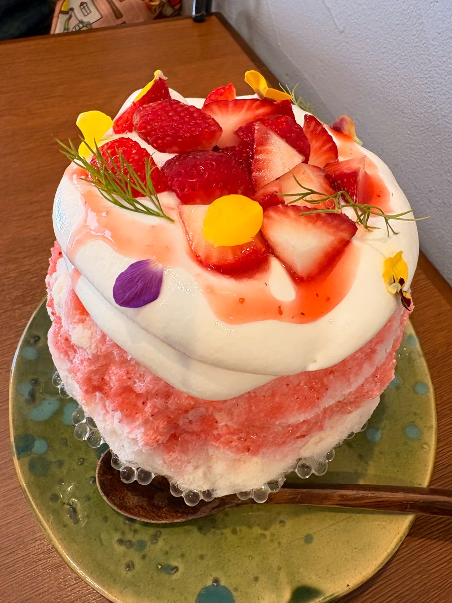 LA_namachu's tweet photo. 素晴らしいかき氷を食べました
苺スペシャルです
このうずたかく積まれたかき氷とクリームを、ぜひ横からも見て下さい
#尾道 #andU https://t.co/led5wWU38N