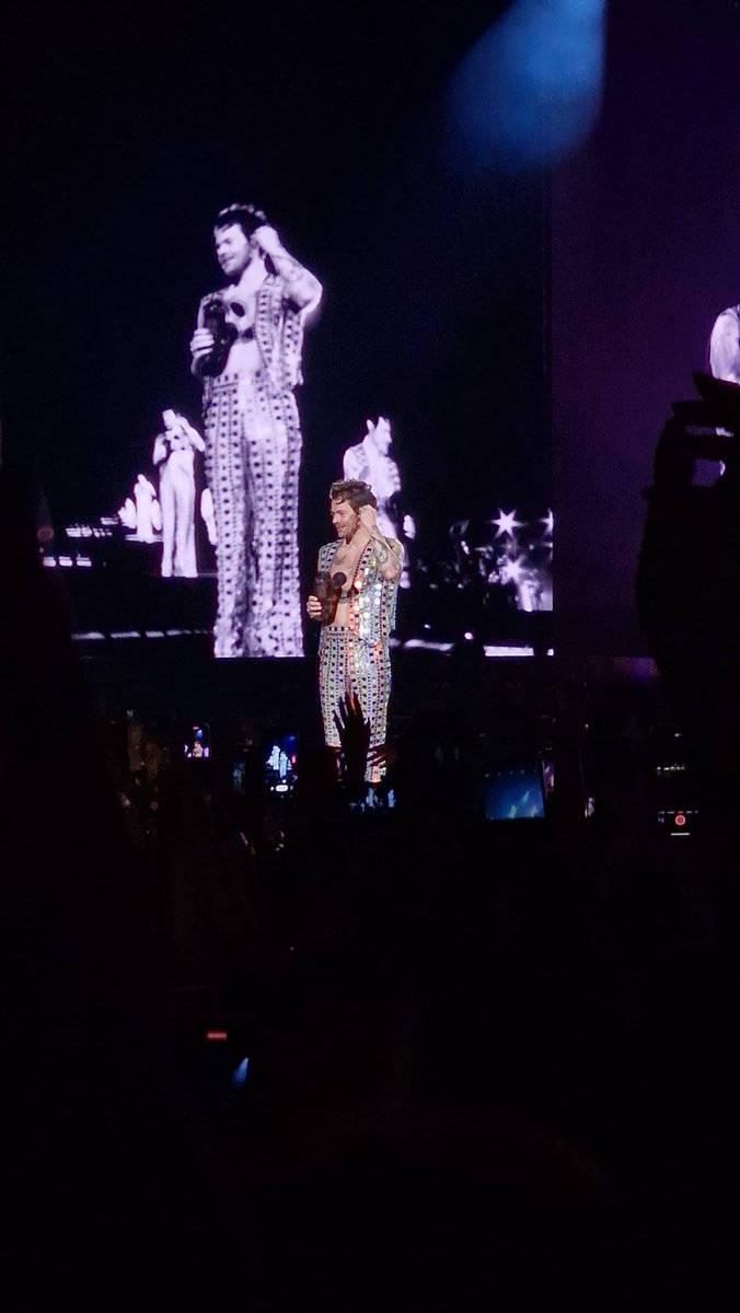 joanasmoreira's tweet photo. All the way from Portugal and hoping that I can be a photographer tonight 🤞
@webelngtogether @HSHQ
#harrystyes #togethertogether https://t.co/s7MkuEw0I6