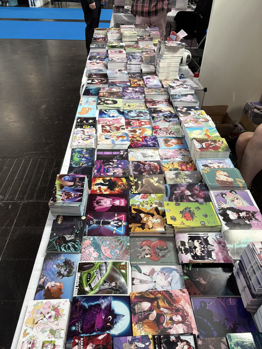 BEAUTVde's tweet photo. Wir sind bereit für euch! 

Und die Warteschlange haben wir auf dem Tisch bekommen. Kommt gerne vorbei und deckt euch mit Postkarten ein!

Besucht unsere Stände in Halle 10 10G12 und Halle 5 5Q03! https://t.co/NkGjmiMCXf