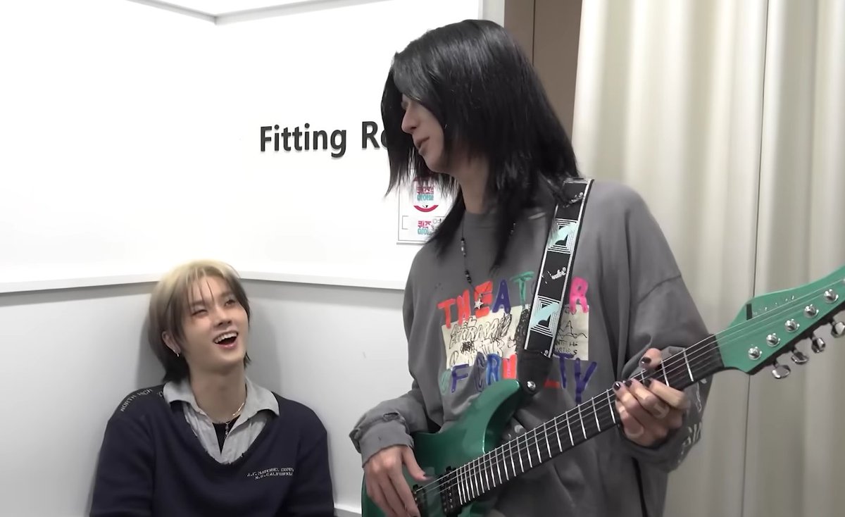 driverlicensex's tweet photo. #JunJung daily life-nya gini alias Jun-n yang tiap saat flirting ke kakak pacar sambil genjreng gitarnya. Terus anaknya mereka bakal bilg
"Apasih pah stop gombal ke yayah,"
"Kan yayahmu cantik, rugi kalo gak digombalin,"
Di situ si kakak cantik cuma bisa diem nahan salting. https://t.co/tTFB5nIZeK