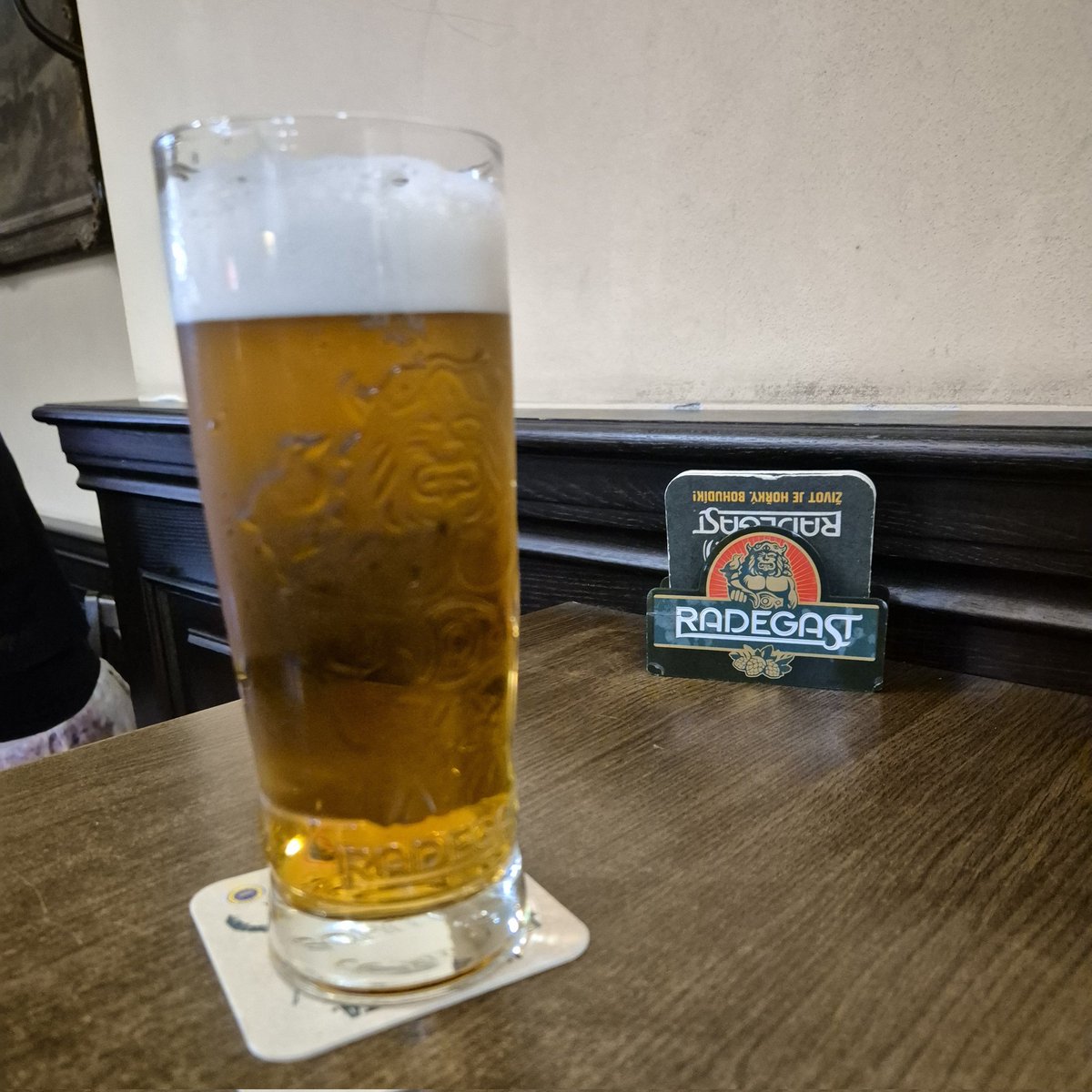 AlojzOS's tweet photo. Idealne poranki w podróży zaczynają się na stacji Ostrava Svinov. Taka brama do lepszego świata. I świetny minibufet czynny od samego rana. Radegast 45 CZK, czyli jakieś 8 zł, za darmo České písničky! https://t.co/wj9N76oDoU
