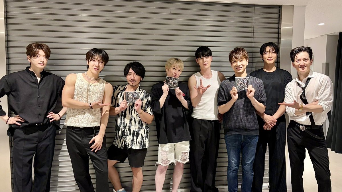 tokuma_japan's tweet photo. 【#超新星】
🇰🇷韓国男性ダンスヴォーカルグループ🇯🇵
㊗️MINI ALBUM『Ichigo Ichie』
＼＼2026.05.20 Release／／

３人勘女＠カマたくさんが、
超新星「1go 1yeeh」ライブ東京会場に来てくれました‼️
全員で記念写真をパシャリ📸
 
ありがとうございます🙇‍♂️

#IchigoIchie
#３人勘女　#カマたく���#りょう　#ゆーじ