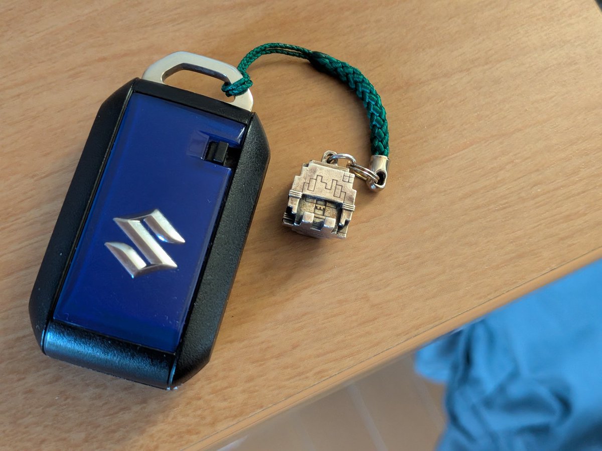 raku_raku_m's tweet photo. Pixel10aのカメラでの初めての撮影は銀製のボクセルゆかりさん。
車のキーに付けてます。
ポケット内での存在感が凄い。角が食い込むので。 https://t.co/MCU3aC4PV4