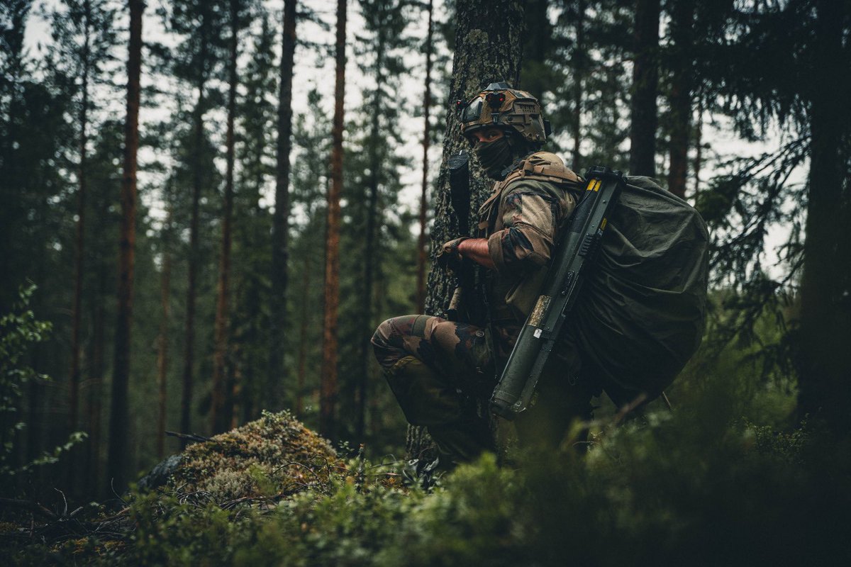 CEMAT_FR's tweet photo. Exercice Northern Star en Finlande.

Pendant trois mois, les détachements français se sont entraînés en environnement arctique aux côtés des forces finlandaises, dans des conditions climatiques extrêmes.

Ces manœuvres conjointes illustrent l’interopérabilité croissante entre les deux armées et la capacité de l’@armeedeTerre à combattre sur le flanc nord de l’OTAN.