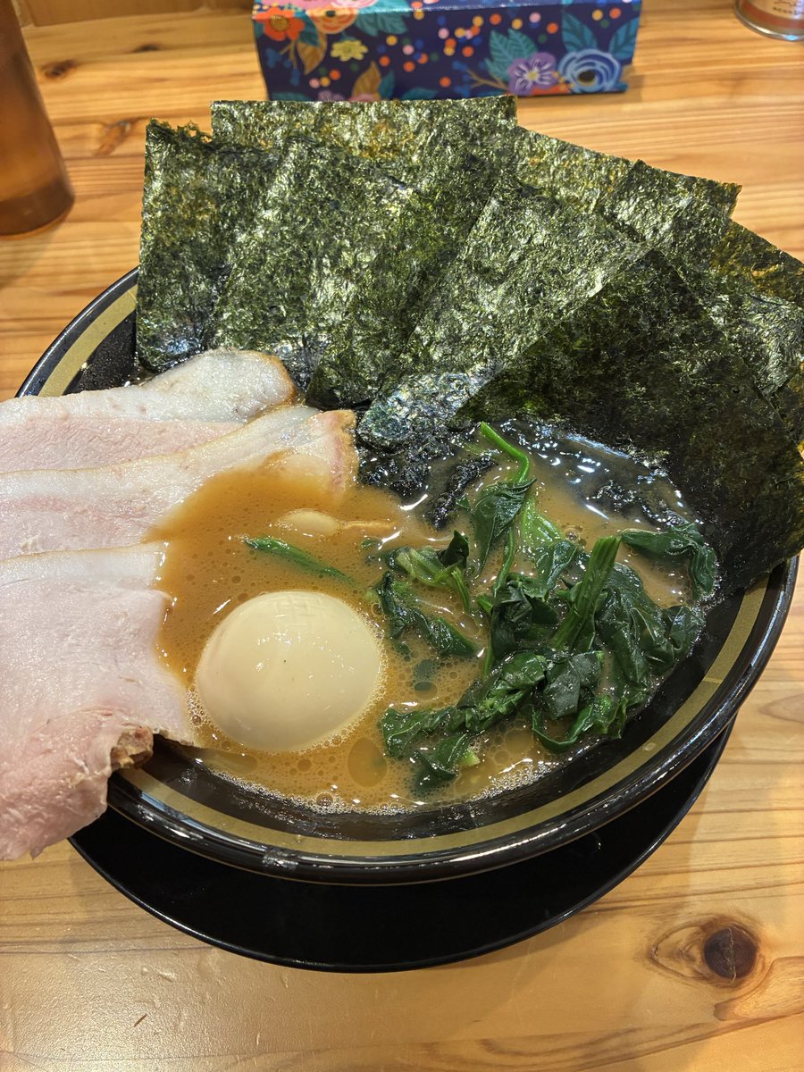 tottettot's tweet photo. 王道乃印 富山家行ってきました。
7時30分頃から並んで12時30頃に着丼でした。
王道家はIEKEI TOKYO、とらきちや光、稲葉家を食べた事のある身としての感想。
スープは王道家の濃さもあるが、あと少し物足りなさも感じました。
麺は王道家の麺なのかな、少し細い気がしましたが美味しい麺でした。 https://t.co/adgQF5apUJ