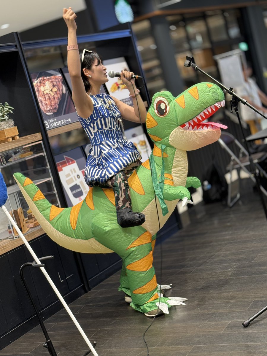 kumahousecom's tweet photo. タワーレコードアリオ川口店 フードコートライブにダイナソー🦖

すぴか@弾き語りさん
すぴか@ダイナソー🤣 https://t.co/LYF6b3Tp58