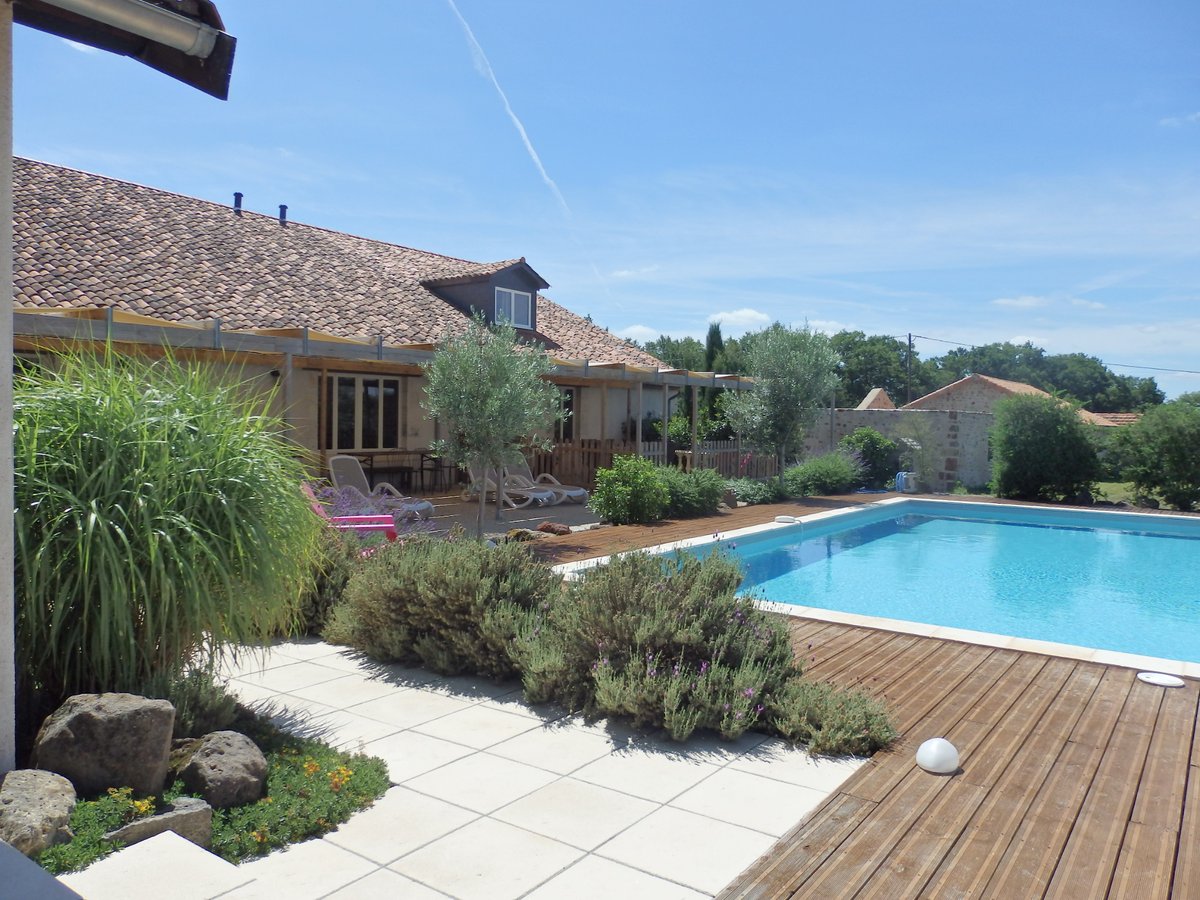 PropSalesFrance's tweet photo. Wow! https://t.co/mnJkyfvd6C

Near Montmorillon 603 000 euros - 5 Bed Farmhouse, 4 Gites, Large inground pool, Even bigger party room with kitchen.

Open to reasonable offers!

Contact me for a video link. bower@immoboulevard.com https://t.co/62RI1VsXXF