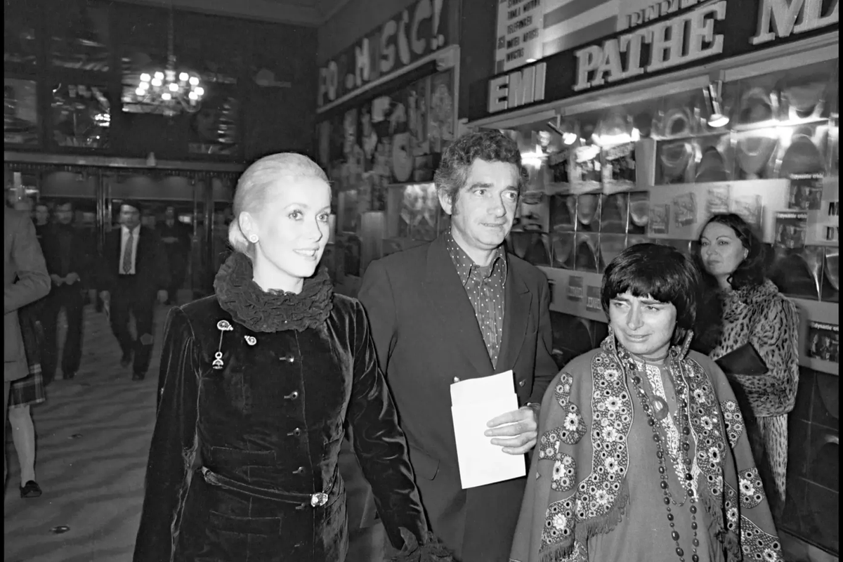 distractedfilm's tweet photo. “I let things happen because I never make a film that people ask me to do… I think cinema should be made by coming from nowhere to becoming a film. This I believe in.” 

Happy birthday Agnes Varda! 🎂 https://t.co/7dSmMky0da