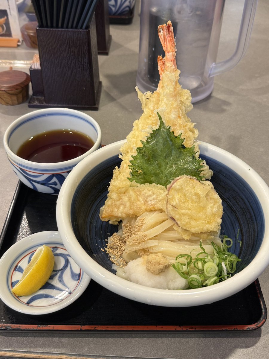 kikuike7's tweet photo. 気のせいかもしれないけど、高校時代にこのうどんを食べた気がする……香川で全国大会があったときかな…… https://t.co/UlPtHaYPwT