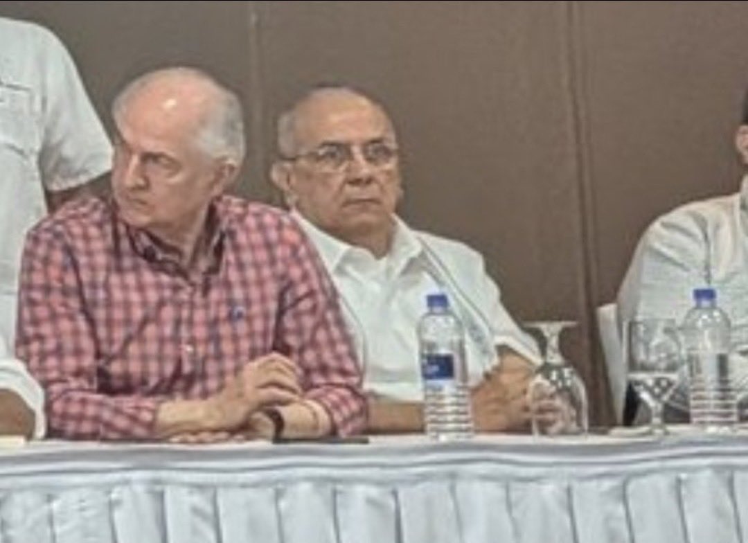 DLaraF's tweet photo. Y el hombre que diseñó la desgracia que inició este ciclo macabro de hiperinflación fue Rodrigo Cabezas, ministro de finanzas de Chávez encargado del “Bolívar fuerte” y de Cadivi en 2007. 
Aquí lo vemos sentado en la mesa de La Tejedora. Porque “Aquí nos necesitamos todos” https://t.co/nqlFnglslb