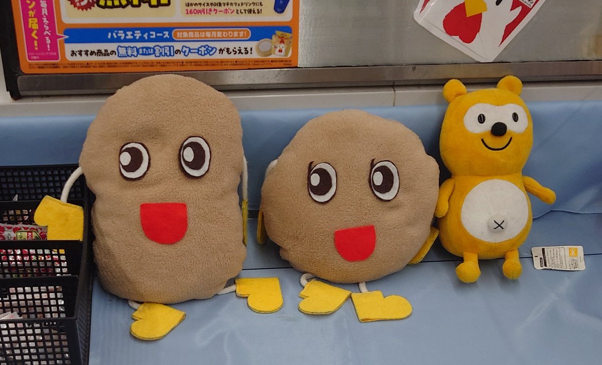 samomikan's tweet photo. ギョーザくれ！とからあげクンとたぬきも言ってます。 https://t.co/ovQtxBtteV