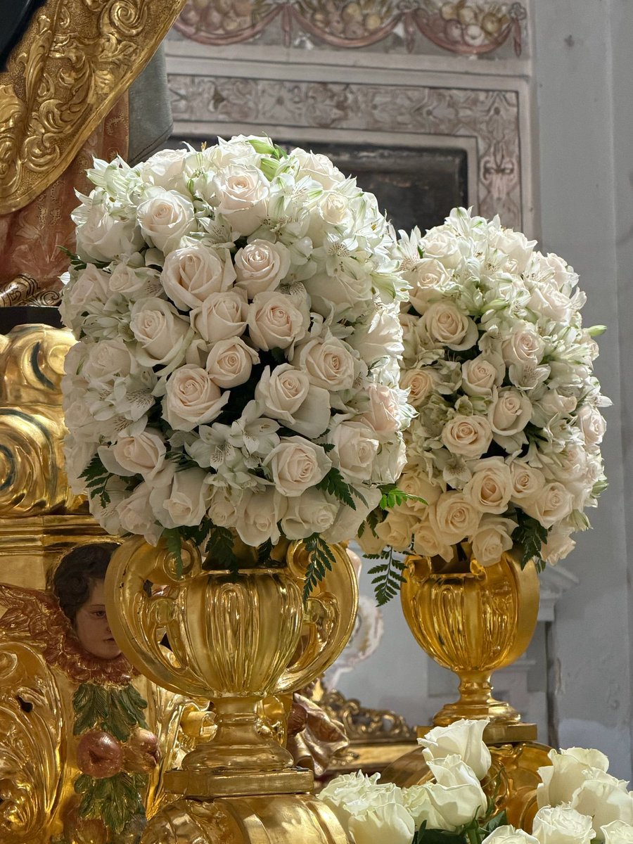 MAuxiliadoraC's tweet photo. EXORNO FLORAL | Como es tradición el paso de San Juan Bosco luce claveles blancos y el de la Santísima Virgen está exornado con rosas color champagne, astromelias blancas y nardos. 

Agradecemos la labor de @VENTURASUALIS y todo su equipo.

#AuxiliadoraCoronada26 https://t.co/r9EMHN5FgC