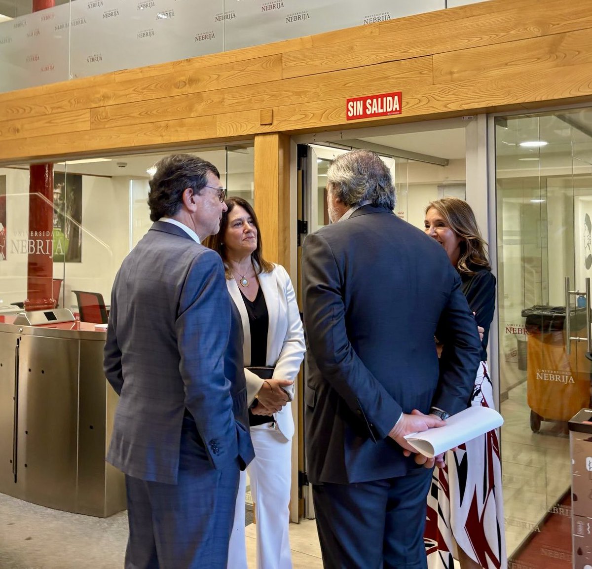 MirinaCortesO's tweet photo. Hemos asistido al acto de de la Fundación Universidad-Empresa, una iniciativa que impulsa el talento joven y acerca universidad y empresa.
Desde la @ComunidadMadrid seguimos apostando por la formación y las oportunidades para nuestros jóvenes. https://t.co/jVW2ijKmlc