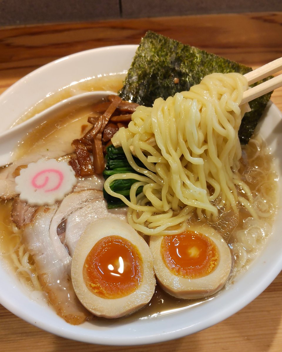 bqra_men's tweet photo. #新潟長岡生姜醤油ラーメン阿蘭陀軒　#オランダ軒 🇳🇱 #阿蘭陀軒 

🍜 >> ✨
#ラーメン #ラーメン女子 #ラーメン好きな人と繋がりたい
 久々土曜日のオランダ軒 🍜 ✨
しお 食べてきました 🙌✨
美味しかったです 👍
スープキラキラと お肉の旨味が 🤤✨ 麺とからんで 美味しいです 👌✨💯 https://t.co/zq12W3JOBk