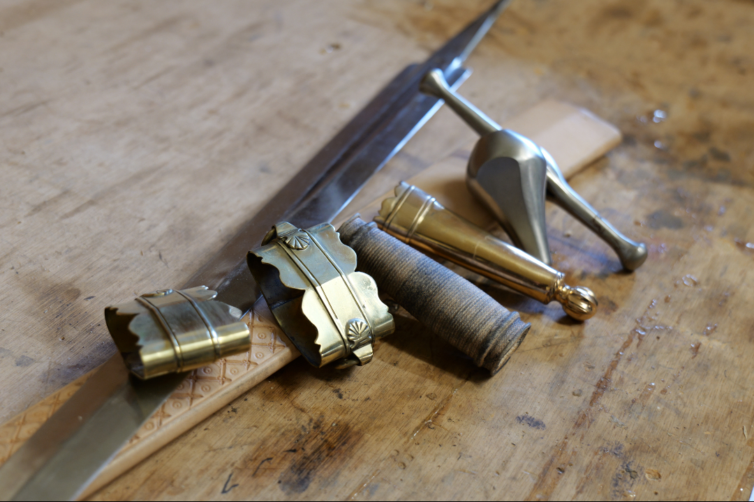 todsworkshop's tweet photo. Freshly handmade sword fittings
#swordmaking #crafting #makingof #brass #bronze #steel #leather https://t.co/04UM8BeRa7
