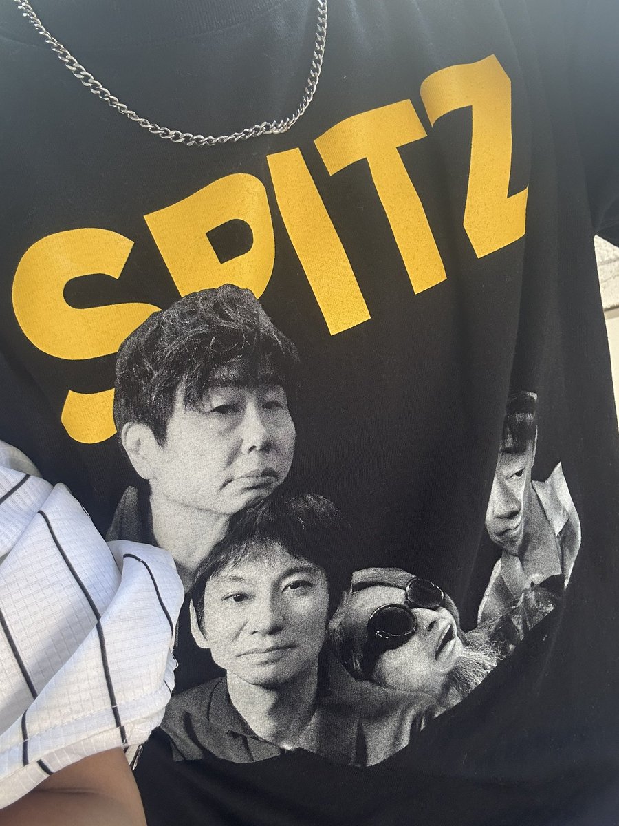 twan_spitz's tweet photo. ロッテファン、気合を入れてスピッツTで阪神戦に臨むも色合い的に阪神ファンと間違われる可能性に到着後に気がつく。 https://t.co/Ygq2jV0joa