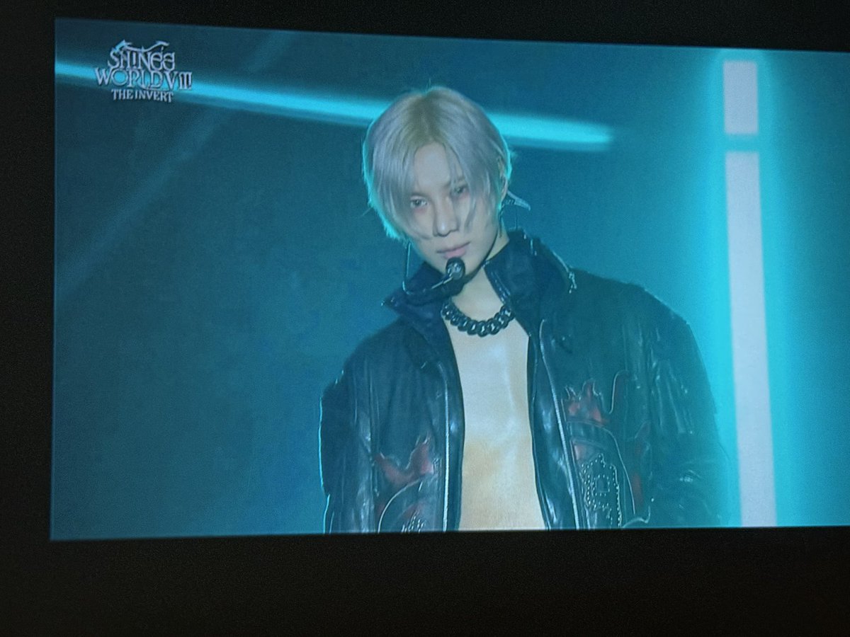 sheiwol's tweet photo. Spoiler woooo ooohh oohhh
Big projector and surround headset for full concert effect 😝
#SHINee #SW8 #SHINeeWorldVIII #INVERT https://t.co/BhxtwIu8yN