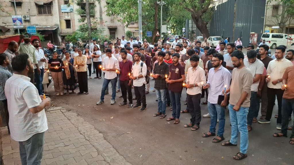 TheAnilkumarG94's tweet photo. नीट (NEET) पेपरफुटी प्रकरणामुळे मानसिक तणावाखाली जाऊन आत्महत्या केलेल्या विद्यार्थ्यांना श्रद्धांजली अर्पण करण्यासाठी NSUI महाराष्ट्रतर्फे शोकसभेचे आयोजन करण्यात आले होते.

काही भ्रष्ट व्यक्तींच्या कृत्यांमुळे लाखो विद्यार्थ्यांच्या भविष्याशी खेळ झाला असून त्यांच्या स्वप्नांची मोठी हानी झाली आहे. दुर्दैवाने, अशा लोकांवर कठोर कारवाई करण्याऐवजी सरकार त्यांना पाठीशी घालण्याचे काम करत असल्याचे दिसून येते.

विद्यार्थ्यांच्या हक्कांसाठी, न्यायासाठी आणि पारदर्शक शिक्षण व्यवस्थेसाठी NSUI नेहमीप्रमाणे संघर्ष करत राहील.

भावपूर्ण श्रद्धांजली! 💐
अक्षय कांबळे NSUI प्रदेशउपाध्यक्ष आणि टीम पुणे