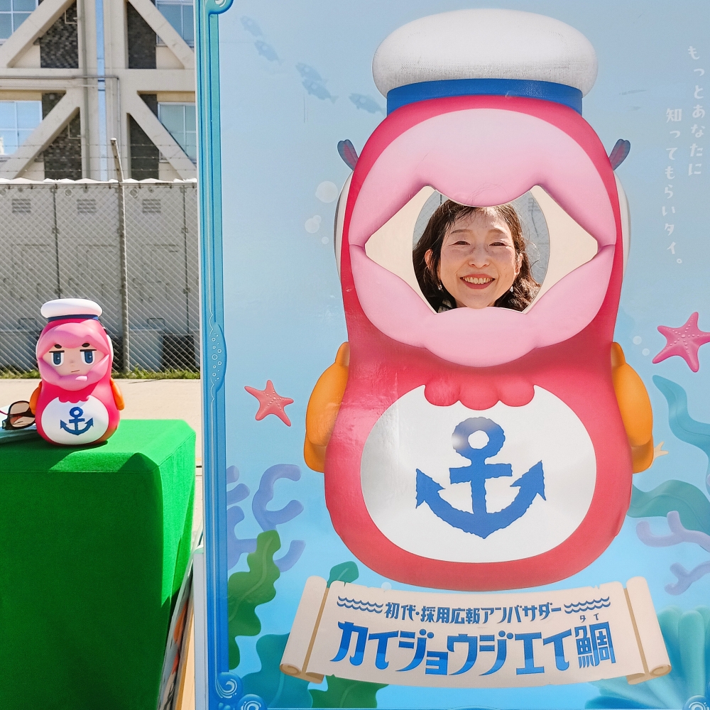 0468ppl's tweet photo. #横須賀 #YYのりものフェスタ #はしだて #ASY91 #ちょうげい #SS517 #軽装甲気動車 #カイジョウジエイ鯛 いろいろと情報量の多い写真で失礼いたします。ヴェルニー公園、海上自衛隊横須賀地方総監部、コースカで行われているイベントの様子を見に行ってまいりました。大変な賑わいでした。明日の日曜日もやっています。
1枚目に写っている、ゴムボード的な?『特別機動船』体験乗船は大人気のようでした。映画とかでよく見るやつです!なんと!当日抽選とのことですが、対象は小学生以上32歳以下とのことですので、当職のような大人は見るだけで我慢です。陸自、空自のはたらくくるま系も来ていまして、こういうものが好きな輩にはたまらない状況です。#市議