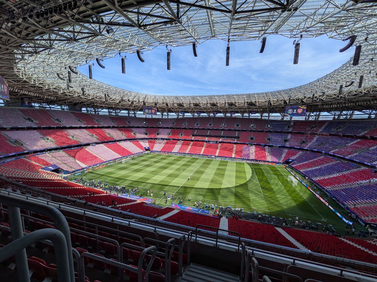 bruno_salomon's tweet photo. La finale de LDC #PSGARS réunit du monde : 720 journalistes/ commentateurs accrédités mais aussi 160 photographes, 83 broadcasters et 9 radios dont @iciparisidf  vont vous faire vivre l'événement ❤️🔵 en spéciale depuis ce matin et dès 14h nous serons aussi en direct du Parc 🔥 https://t.co/D0ThsQfzIW