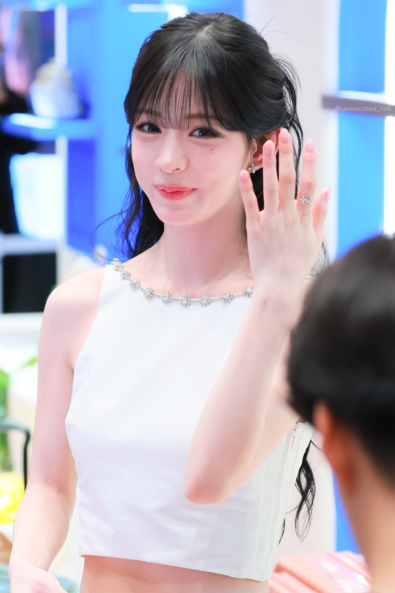 undecided_124's tweet photo. #이채영 #LeeChaeYoung 
#프로미스나인 #fromis_9   

260529 https://t.co/yAR54Xsuh9